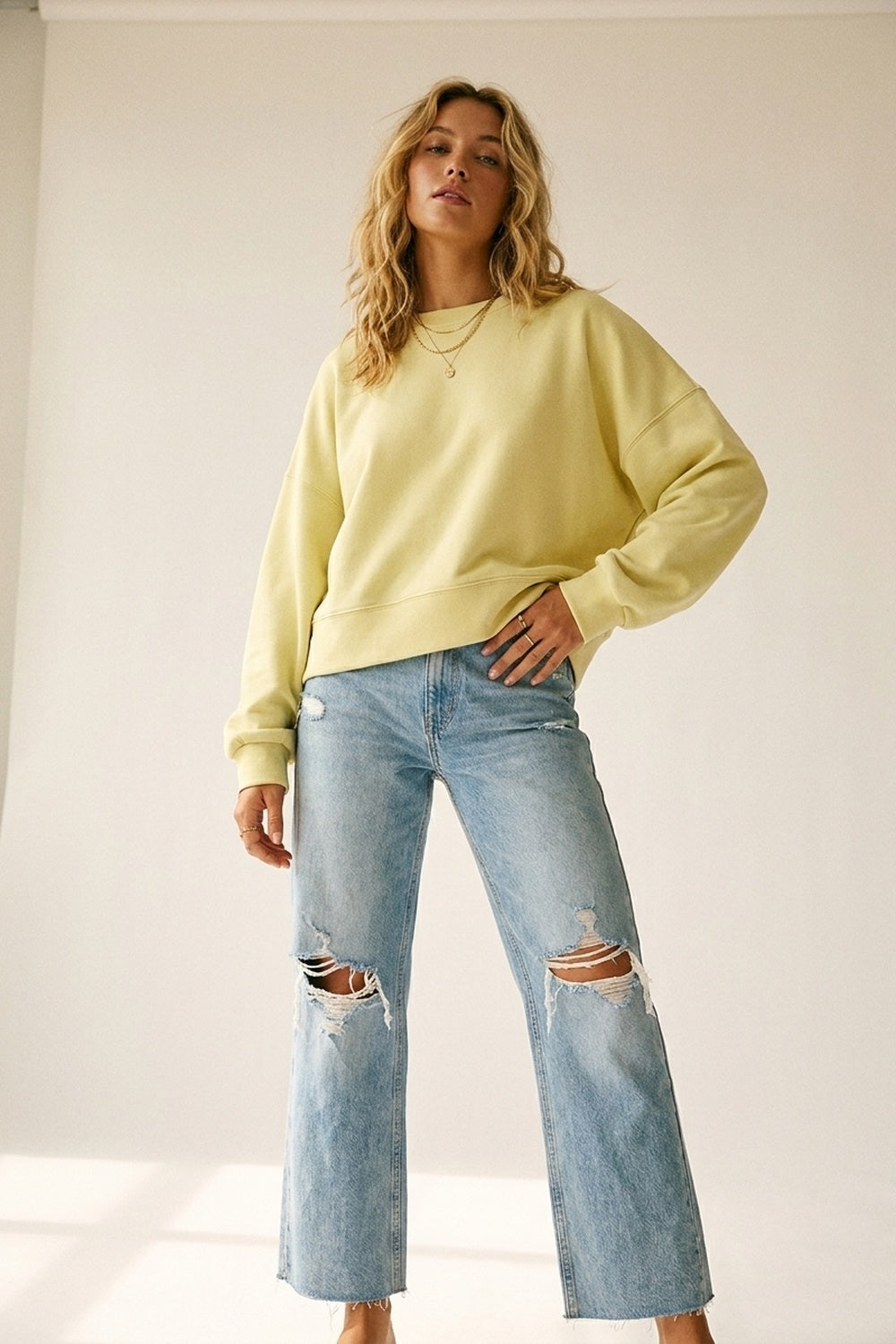 Sweatshirt básica com gola redonda e ombros caídos em amarelo