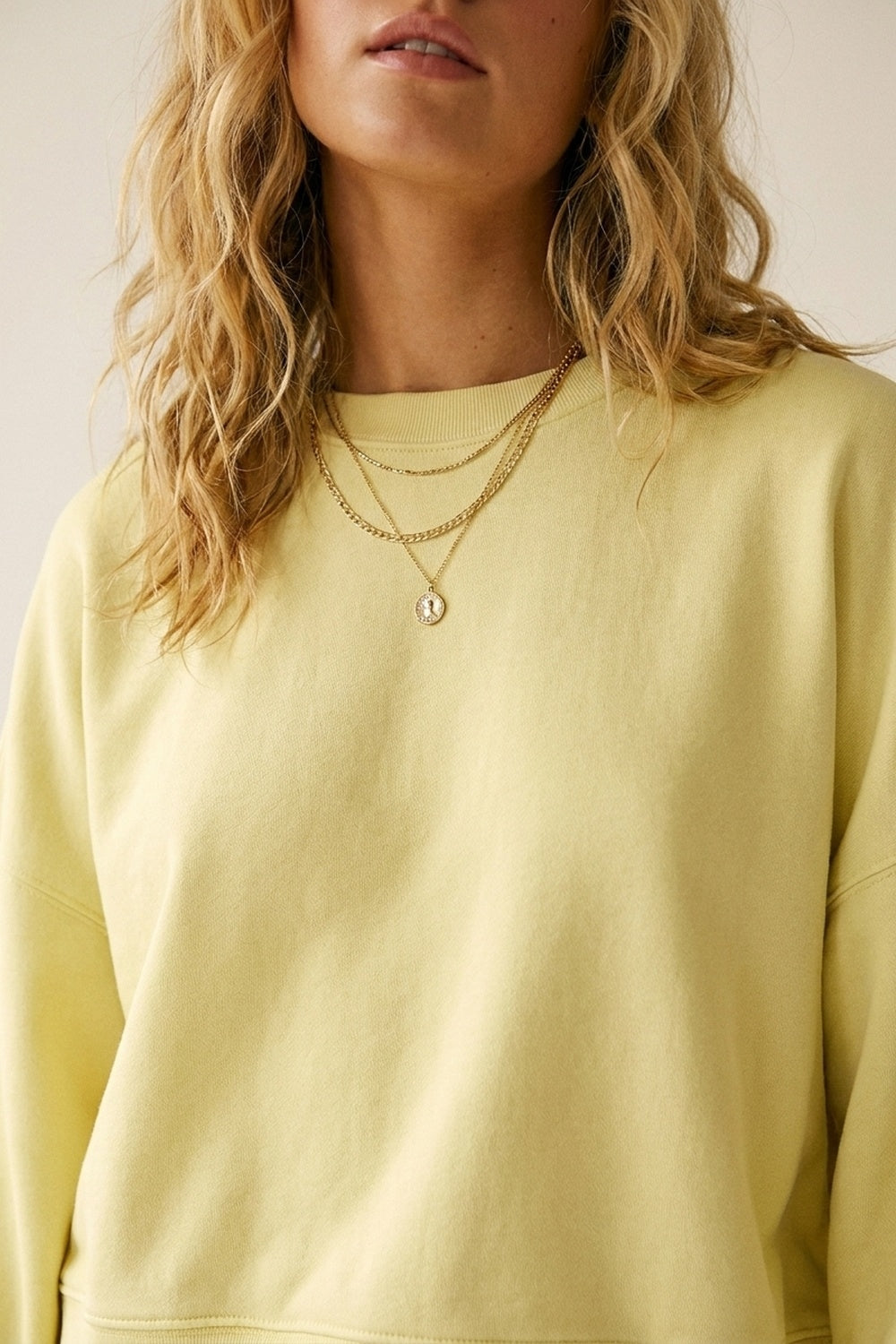Sweatshirt básica com gola redonda e ombros caídos em amarelo