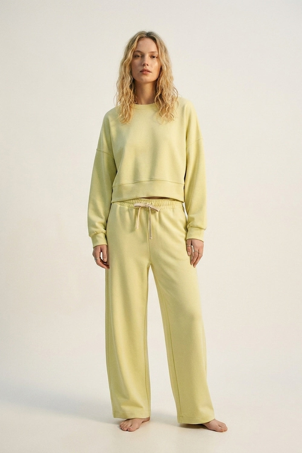 Sweatshirt básica com gola redonda e ombros caídos em amarelo
