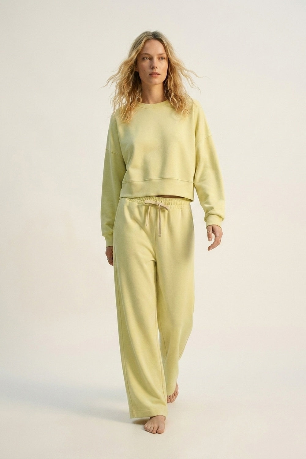 Sweatshirt básica com gola redonda e ombros caídos em amarelo