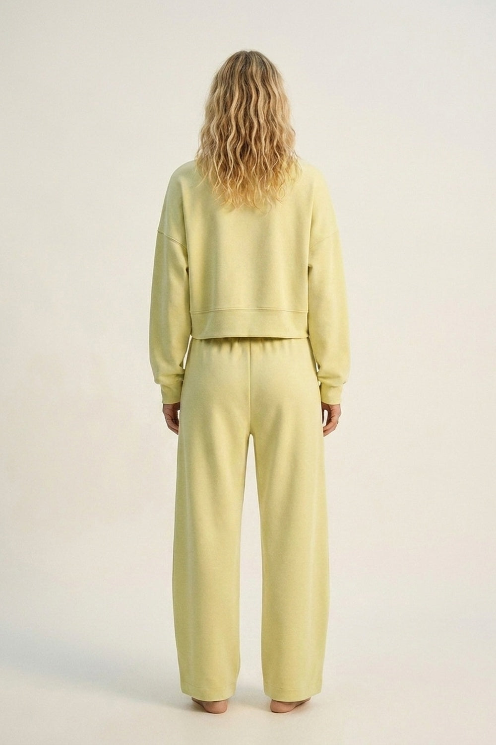 Sweatshirt básica com gola redonda e ombros caídos em amarelo