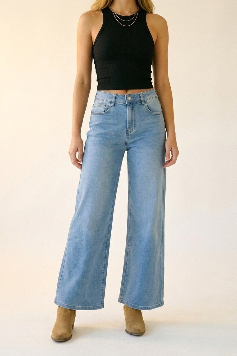 Jeans de ganga azul claro de perna larga com comprimento pelo tornozelo