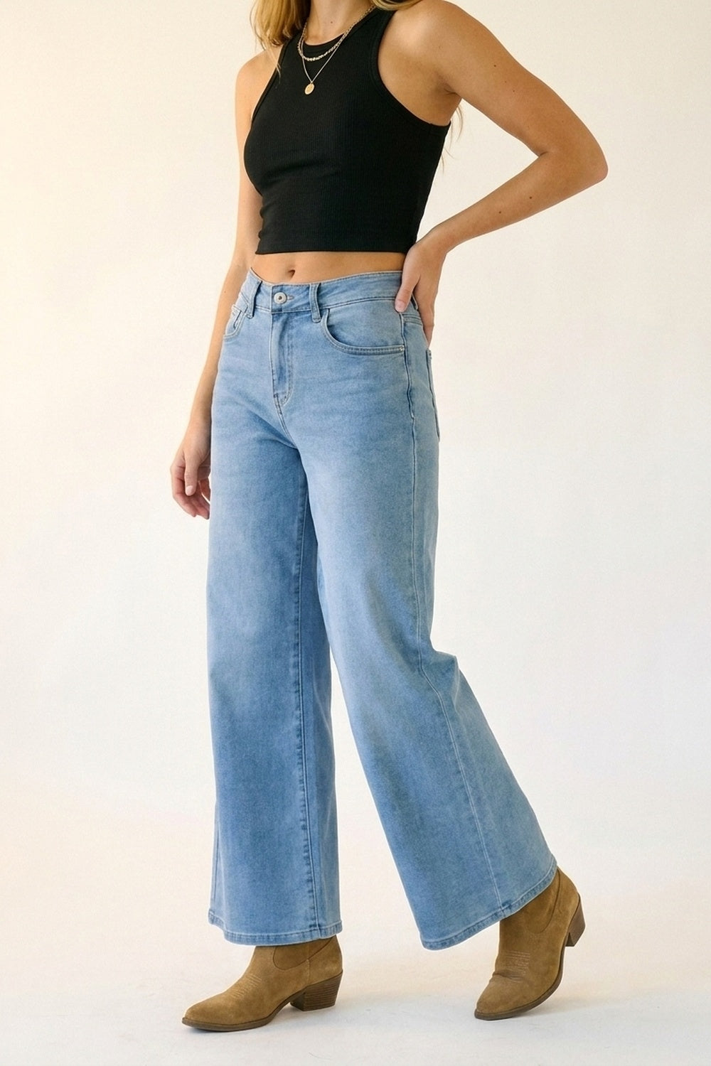 Jeans de ganga azul claro de perna larga com comprimento pelo tornozelo