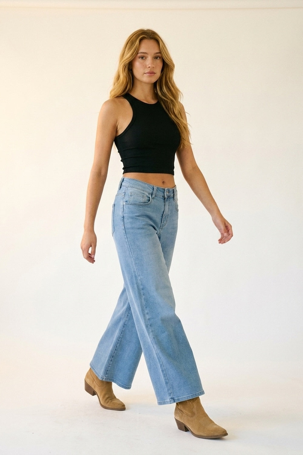 Jeans de ganga azul claro de perna larga com comprimento pelo tornozelo