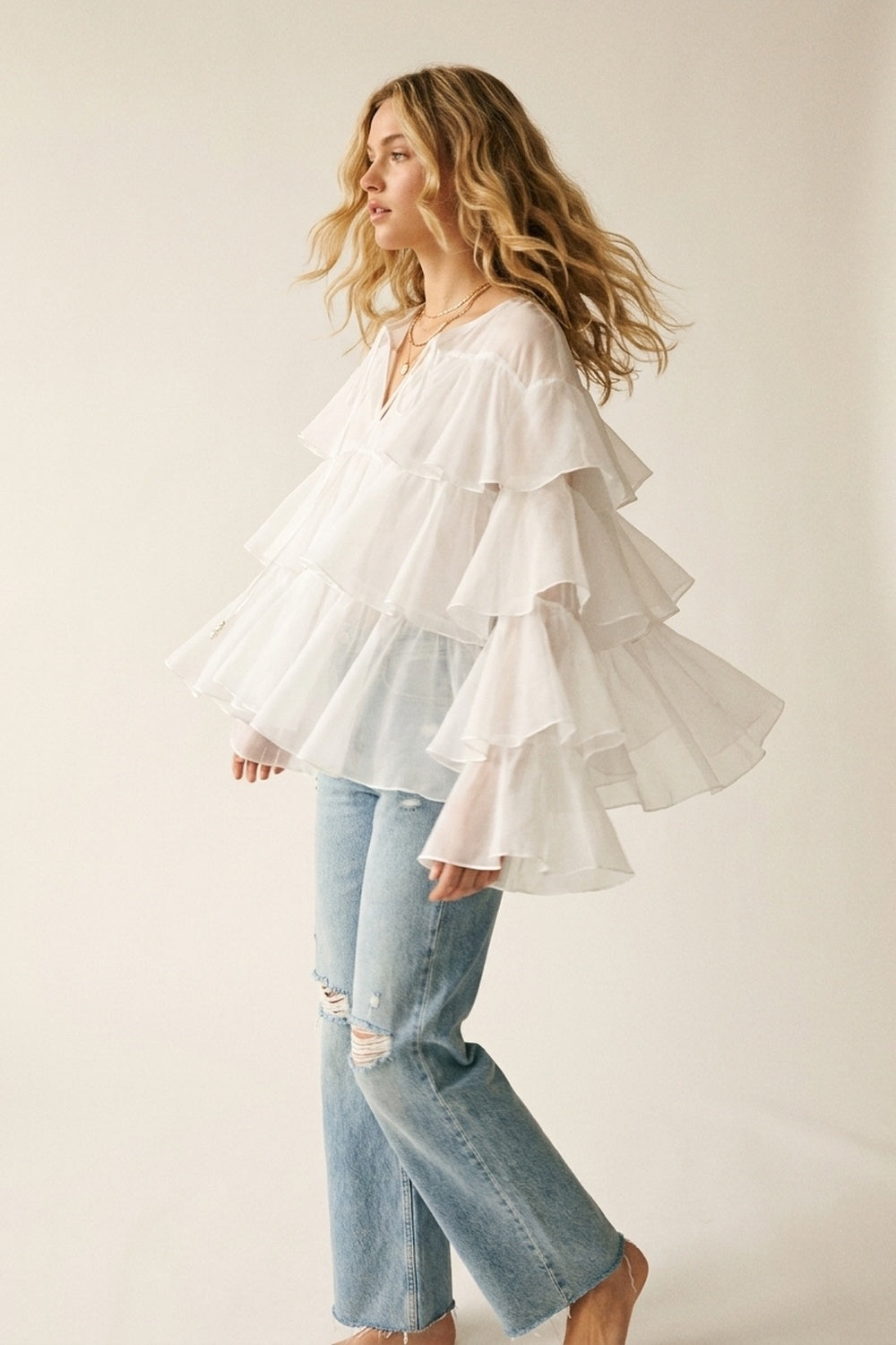 Blusa Branca com Babados em Camadas e Laço no Pescoço