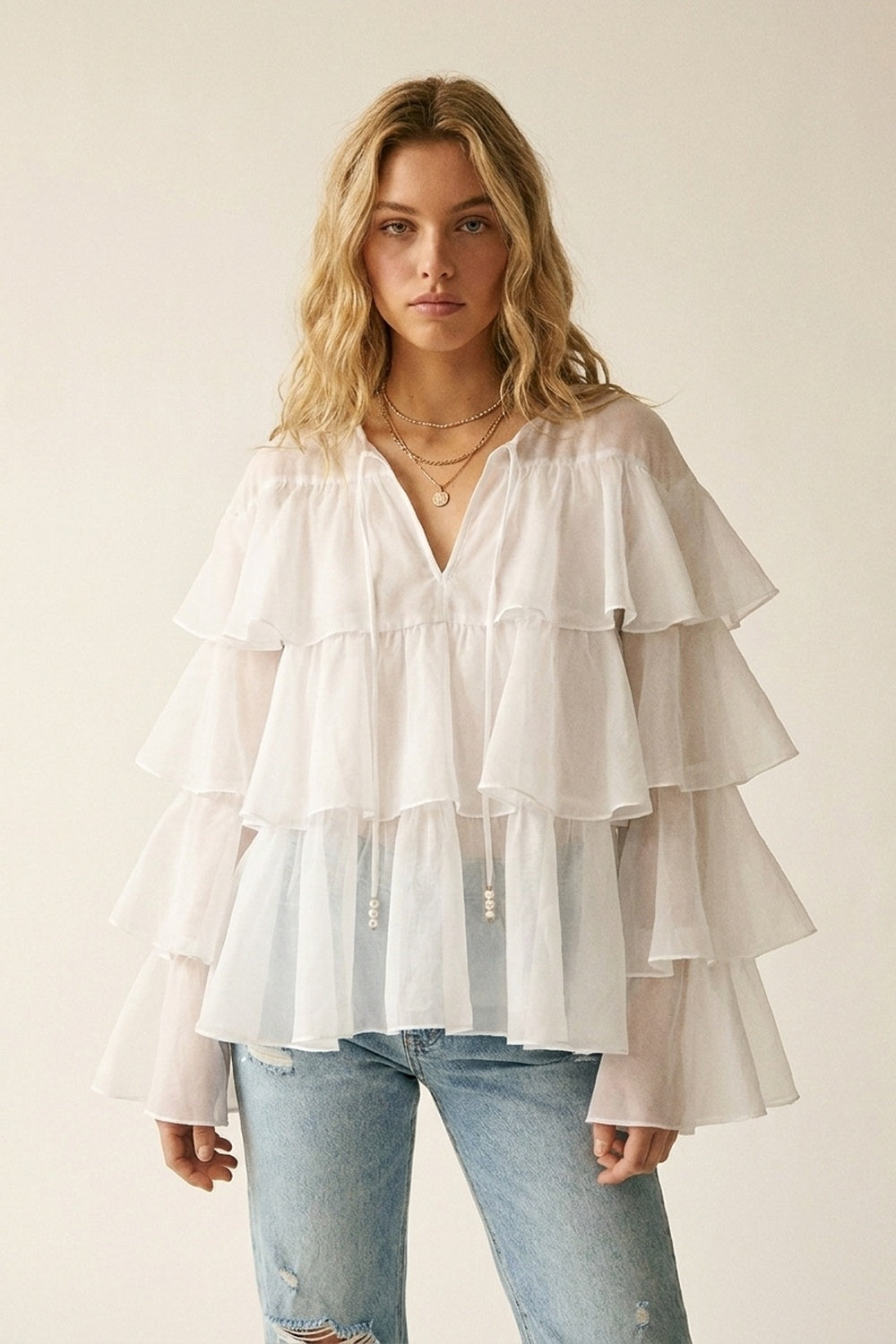Blusa Branca com Babados em Camadas e Laço no Pescoço