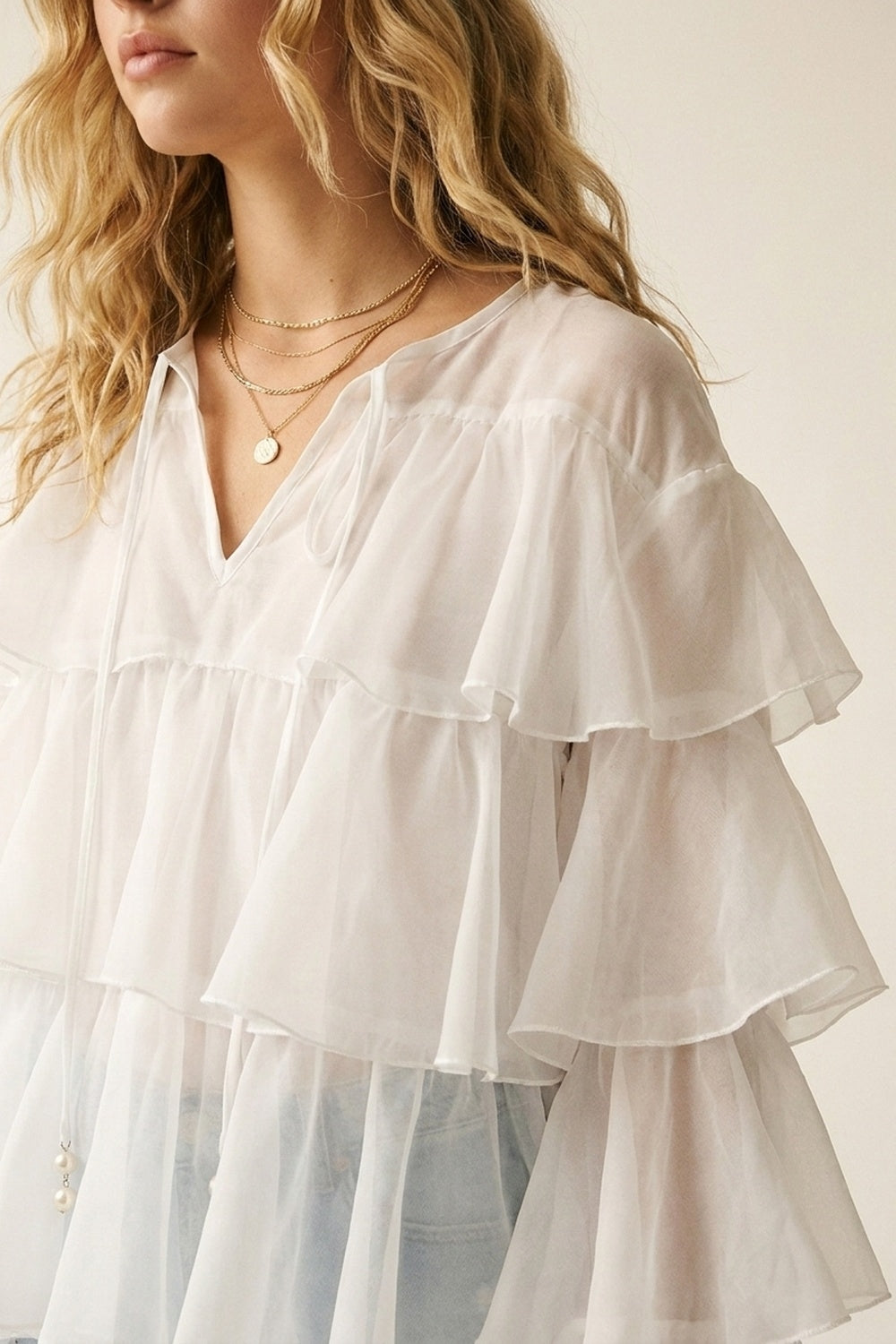 Blusa Branca com Babados em Camadas e Laço no Pescoço