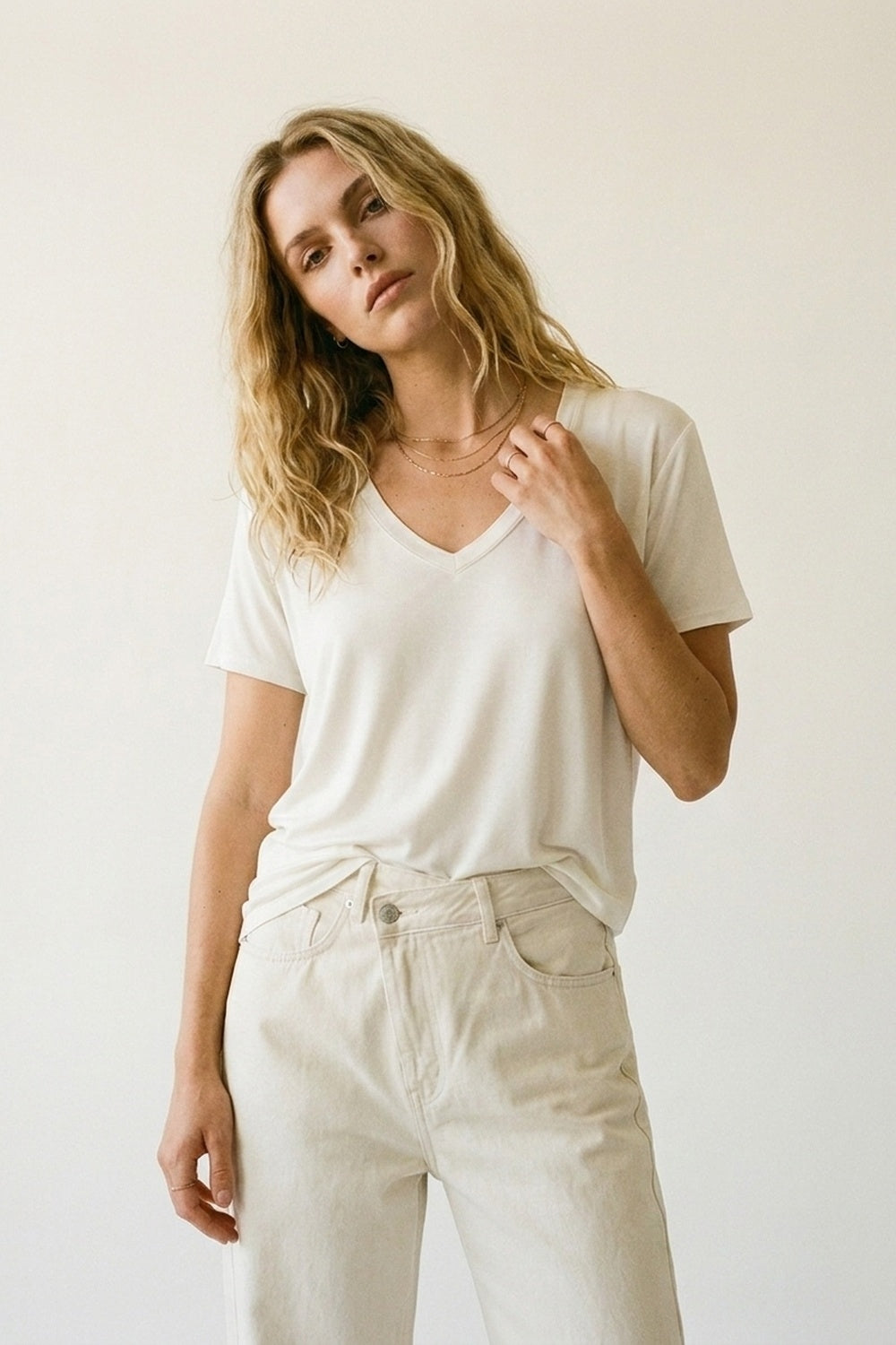 Camiseta branca de gola V larga e macia em tecido de viscose