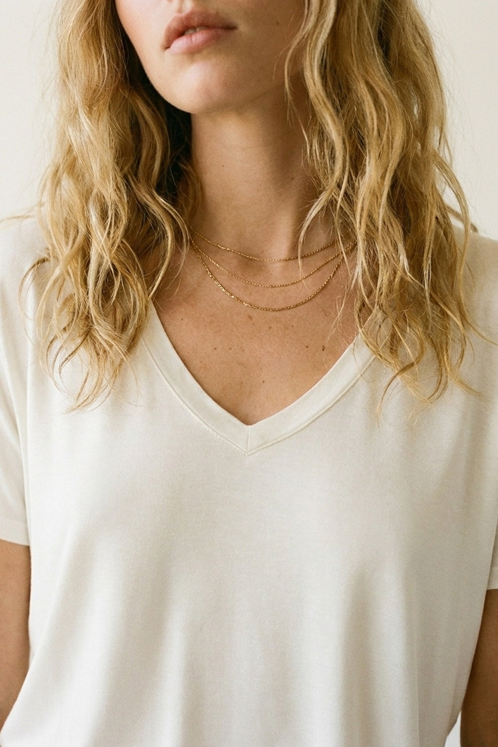 Camiseta branca de gola V larga e macia em tecido de viscose