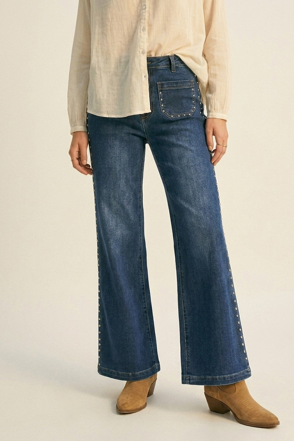 Calça Jeans Azul Médio de Perna Larga com Detalhe de Tachas Laterais