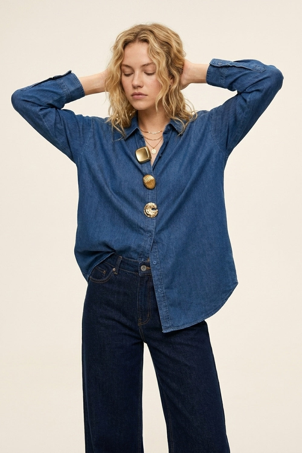 Camisa Oversize de Denim Azul com Botões Dourados de Destaque