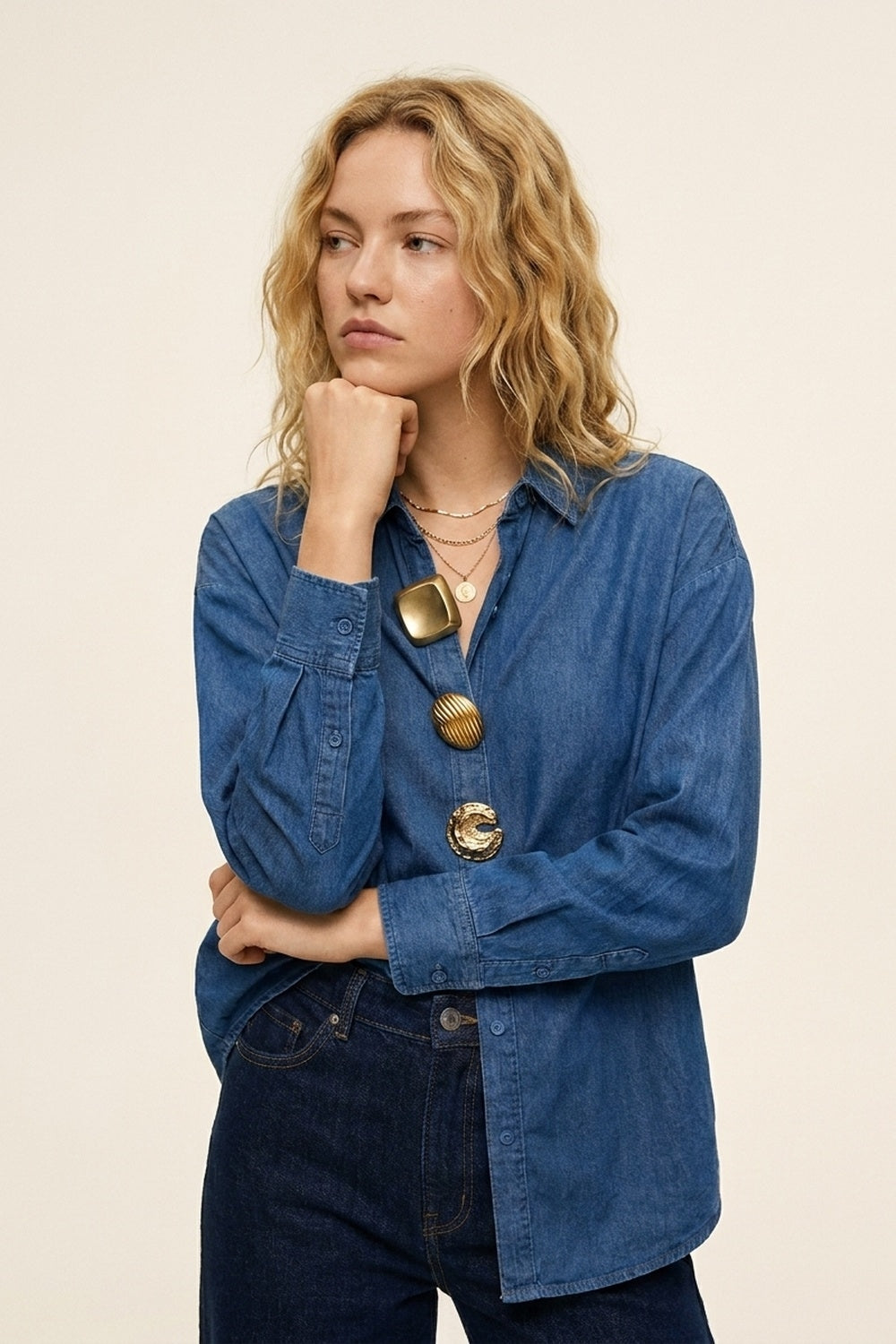 Camisa Oversize de Denim Azul com Botões Dourados de Destaque