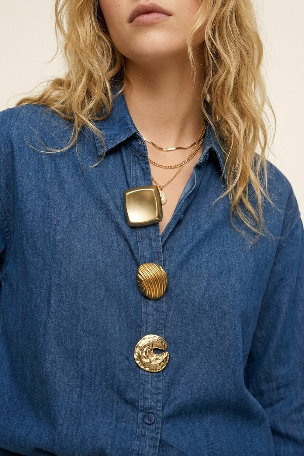 Camisa Oversize de Denim Azul com Botões Dourados de Destaque