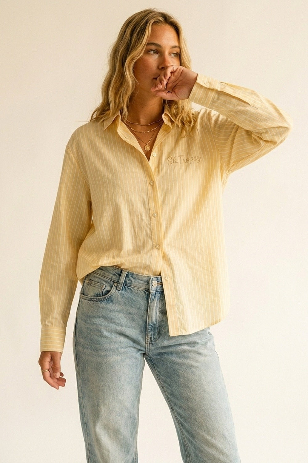 Camisa Amarela de Botões com Risca de Giz e Bordado St. Tropez