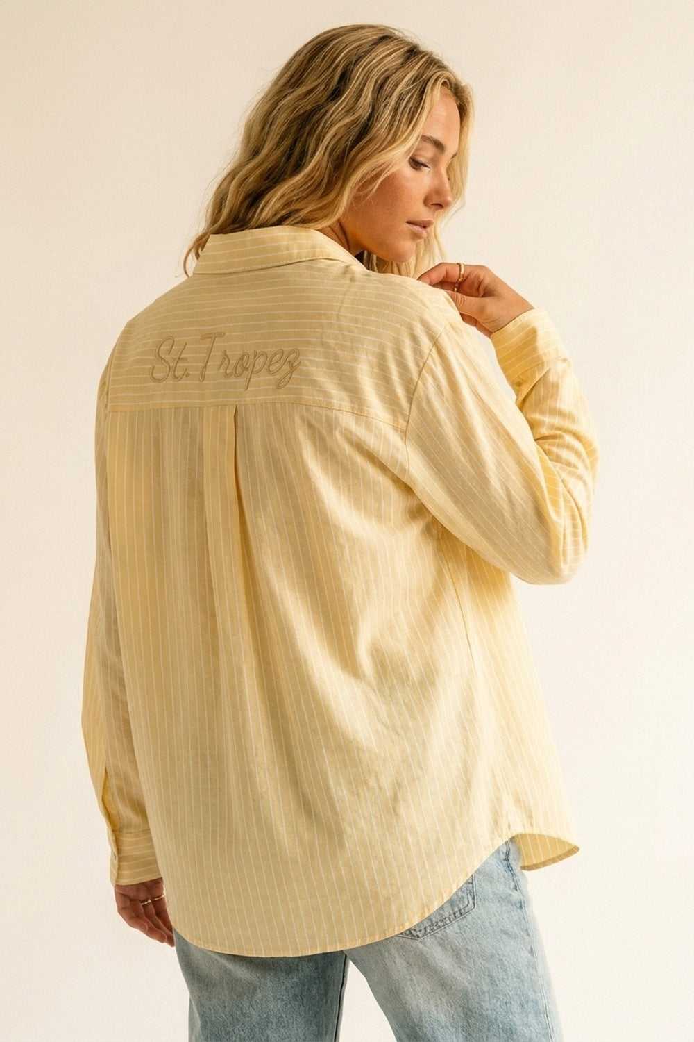 Camisa Amarela de Botões com Risca de Giz e Bordado St. Tropez