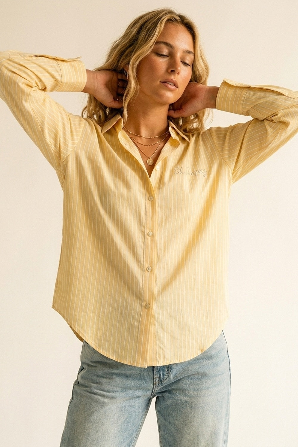 Camisa Amarela de Botões com Risca de Giz e Bordado St. Tropez