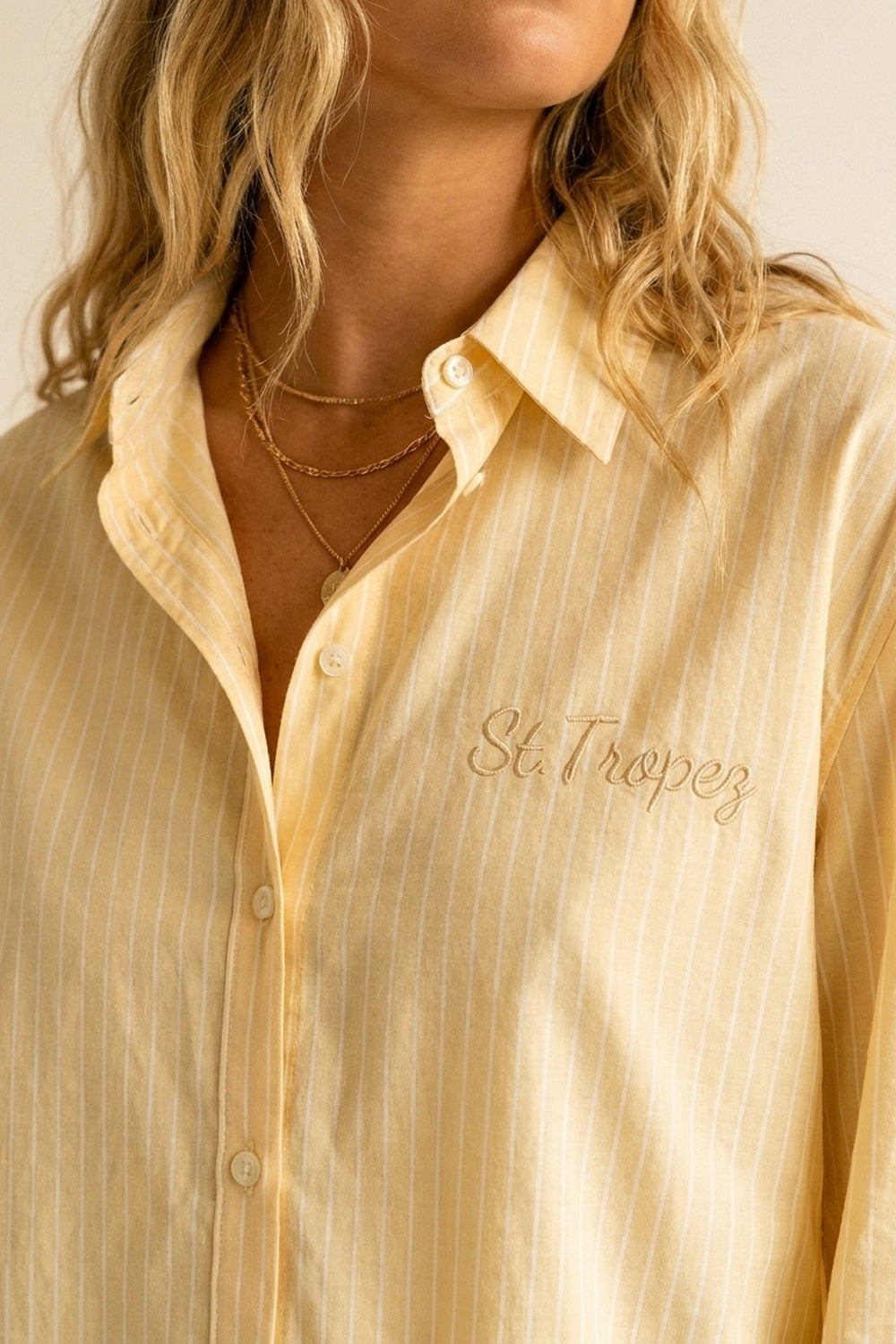 Camisa Amarela de Botões com Risca de Giz e Bordado St. Tropez