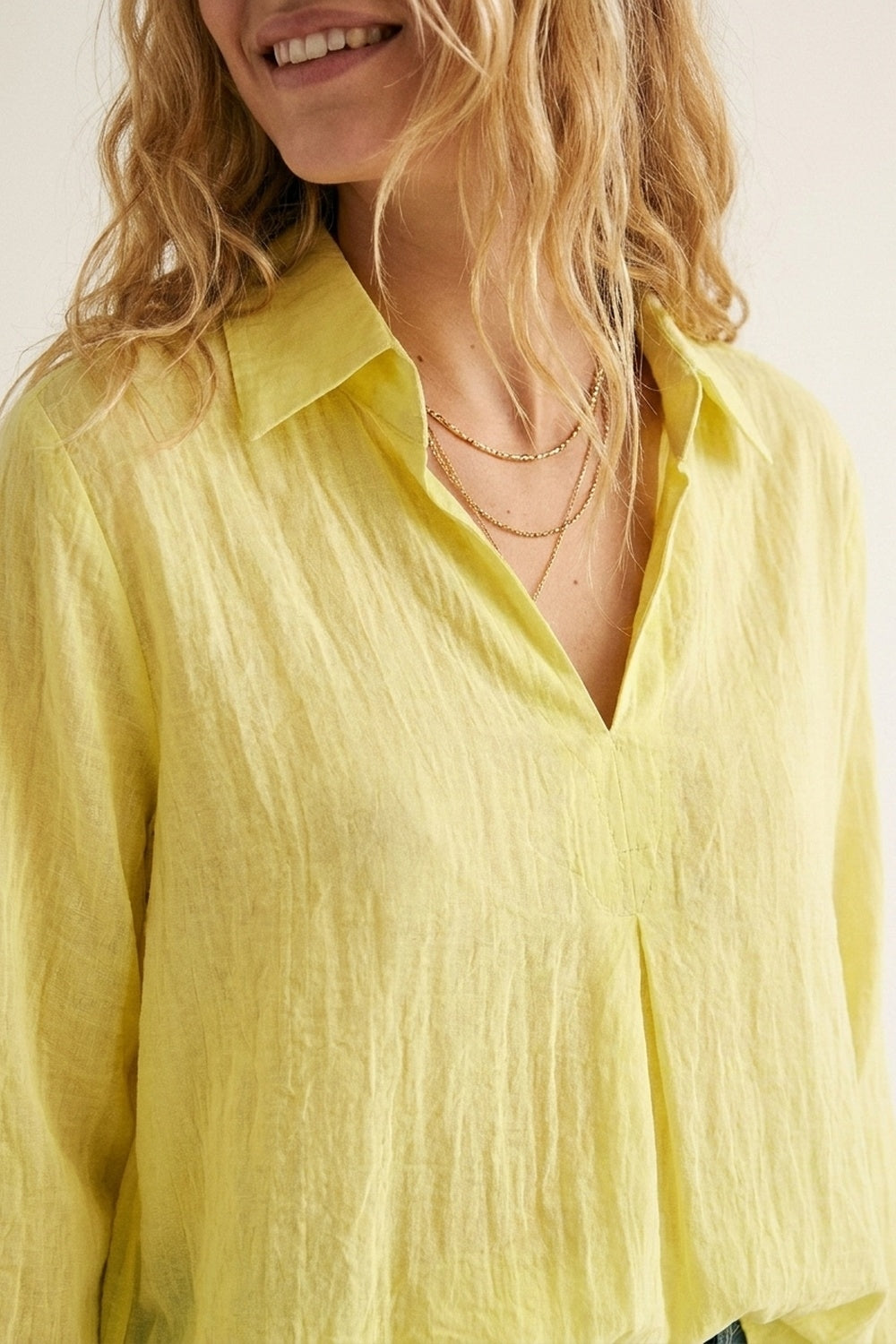 Túnica Amarela de Tecido Transparente com Caimento Solto