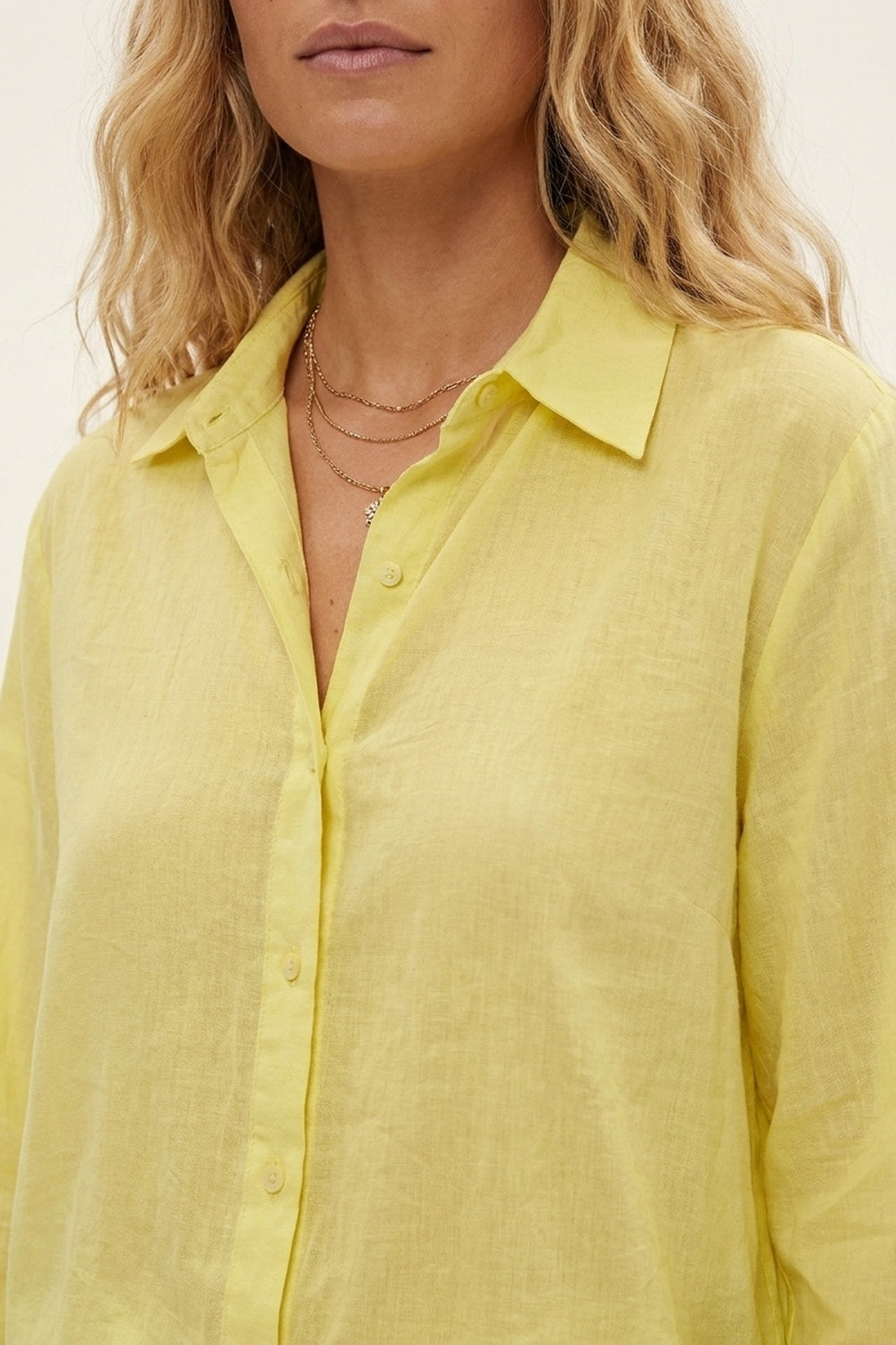 Camisa amarela de ajuste relaxado e tecido transparente