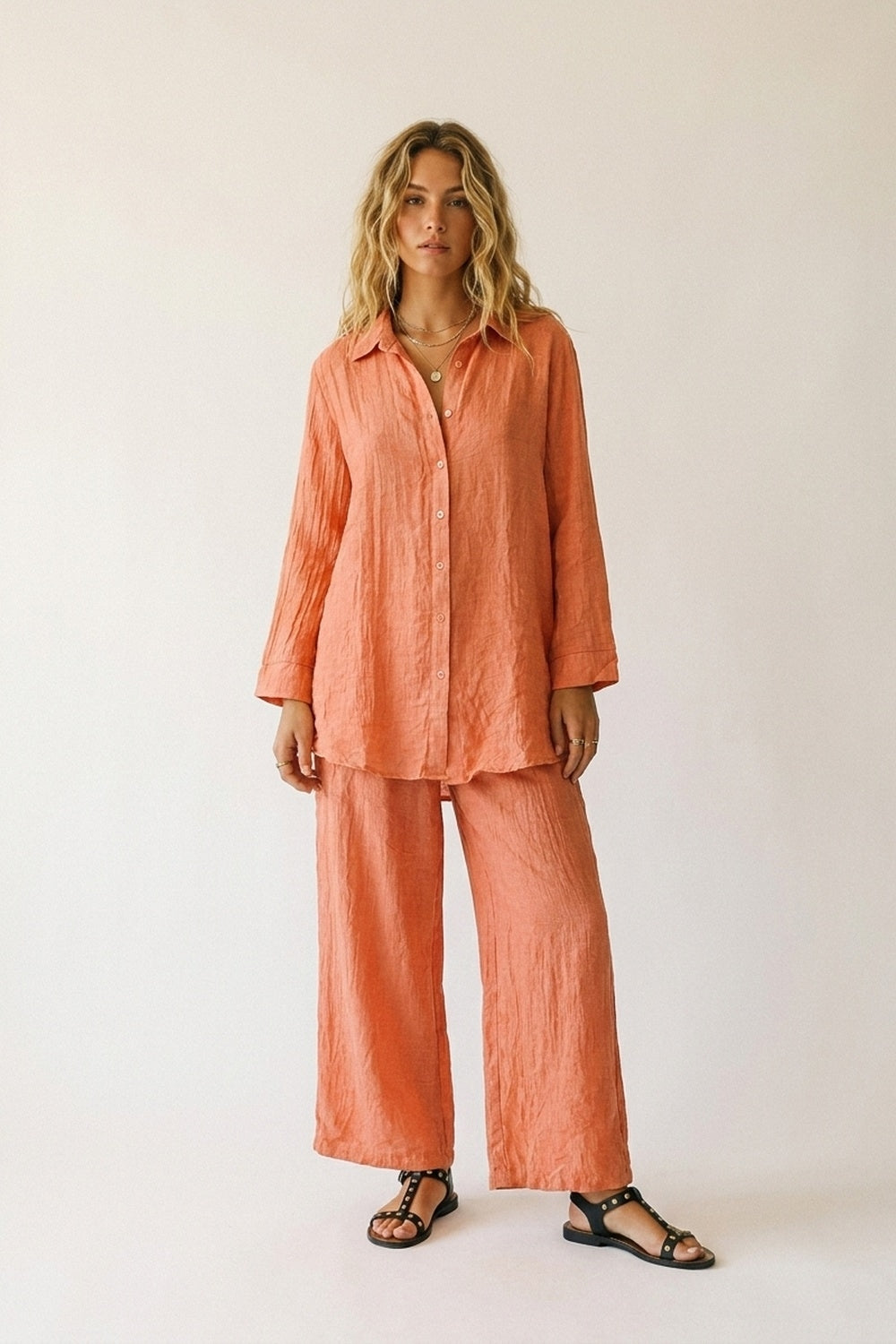 Camisa túnica coral com botões com tecido transparente e amassado