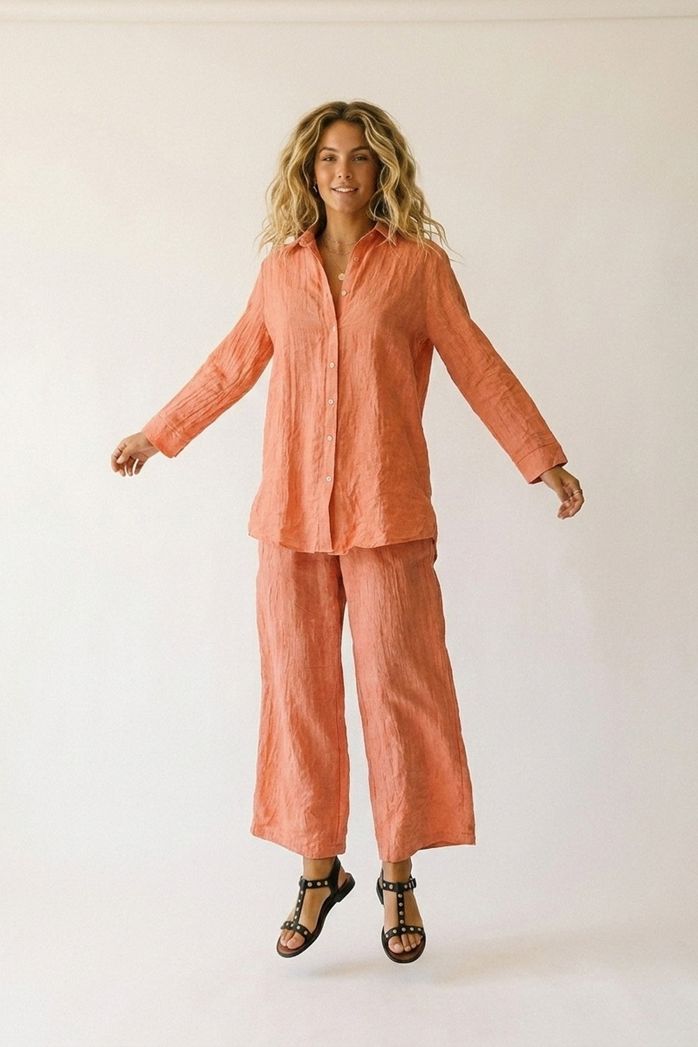 Camisa túnica coral com botões com tecido transparente e amassado