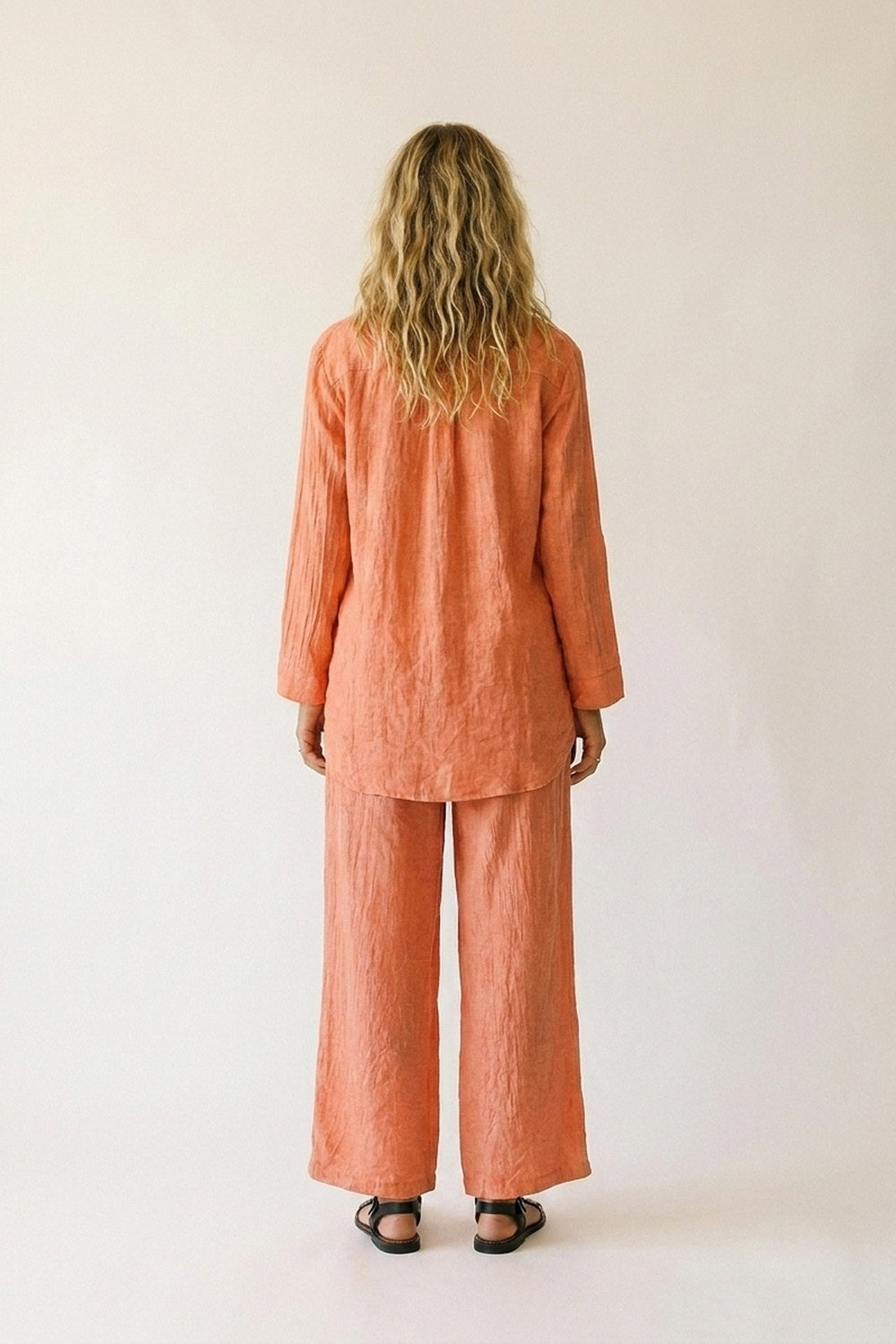 Camisa túnica coral com botões com tecido transparente e amassado