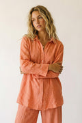 Camisa túnica coral com botões com tecido transparente e amassado