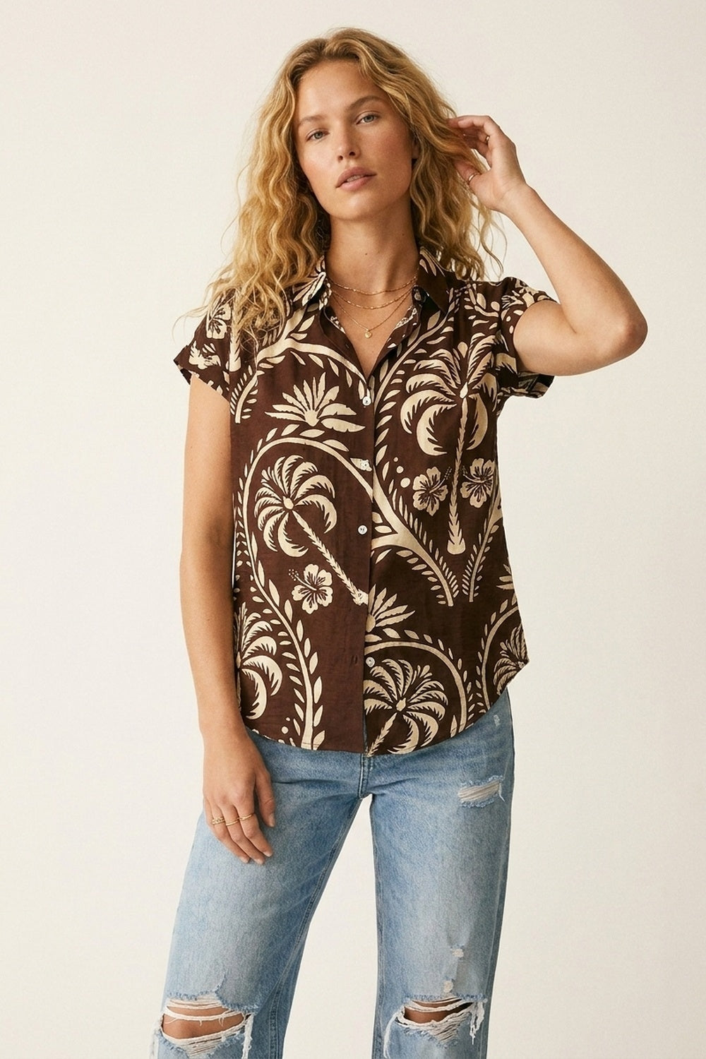 Camisa de Manga Curta com Estampa Tropical Marrom