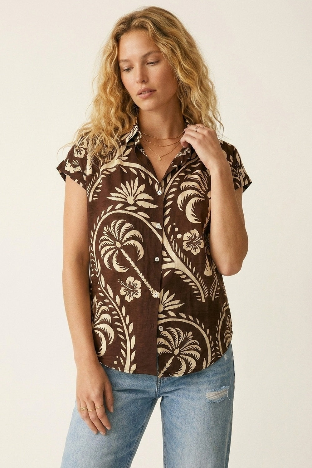 Camisa de Manga Curta com Estampa Tropical Marrom