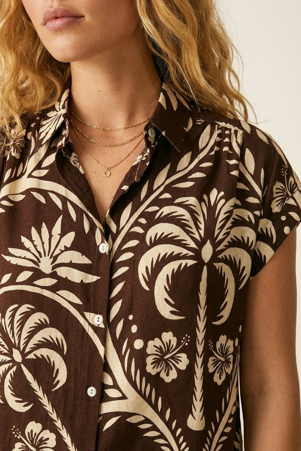 Camisa de Manga Curta com Estampa Tropical Marrom