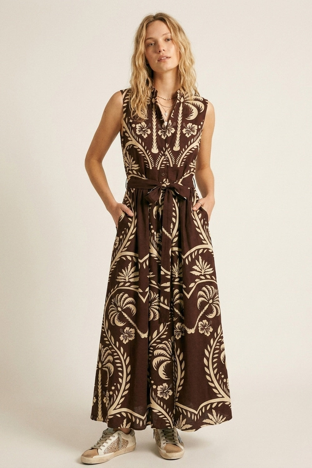 Vestido Maxi Marrom Estampado com Cintura Cintada
