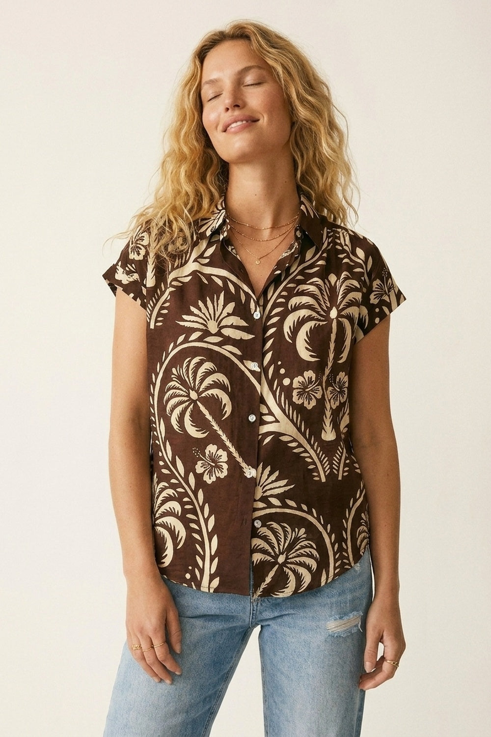 Camisa de Manga Curta com Estampa Tropical Marrom