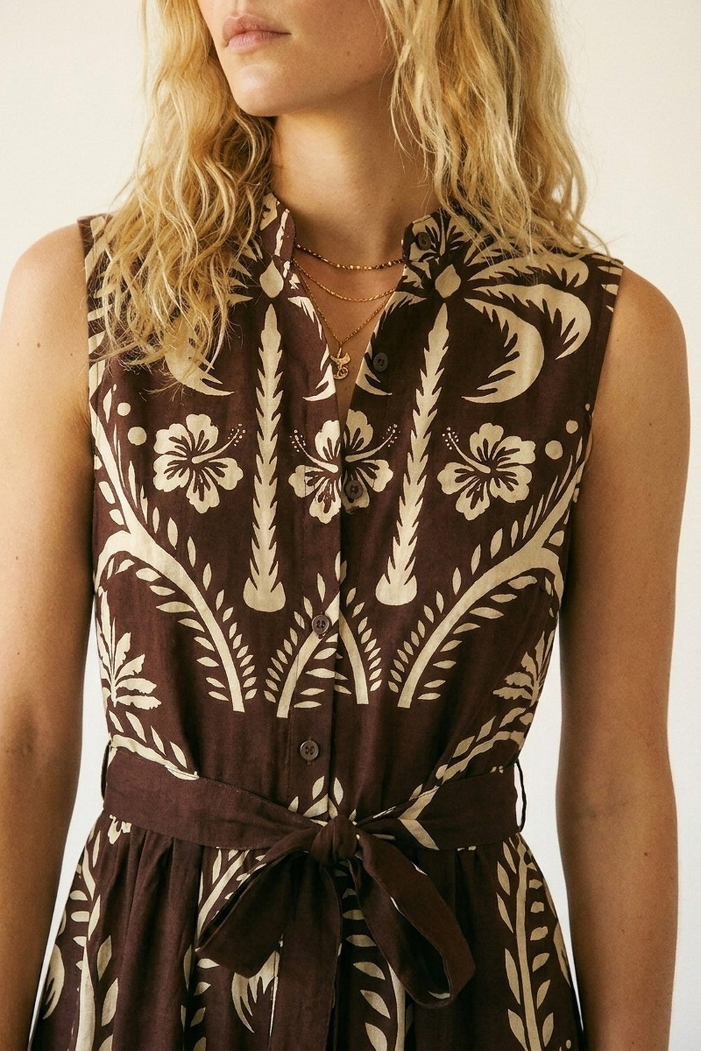Vestido Maxi Marrom Estampado com Cintura Cintada