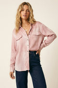 Camisa de chiffon rosa com detalhes em strass e bolsos no peito