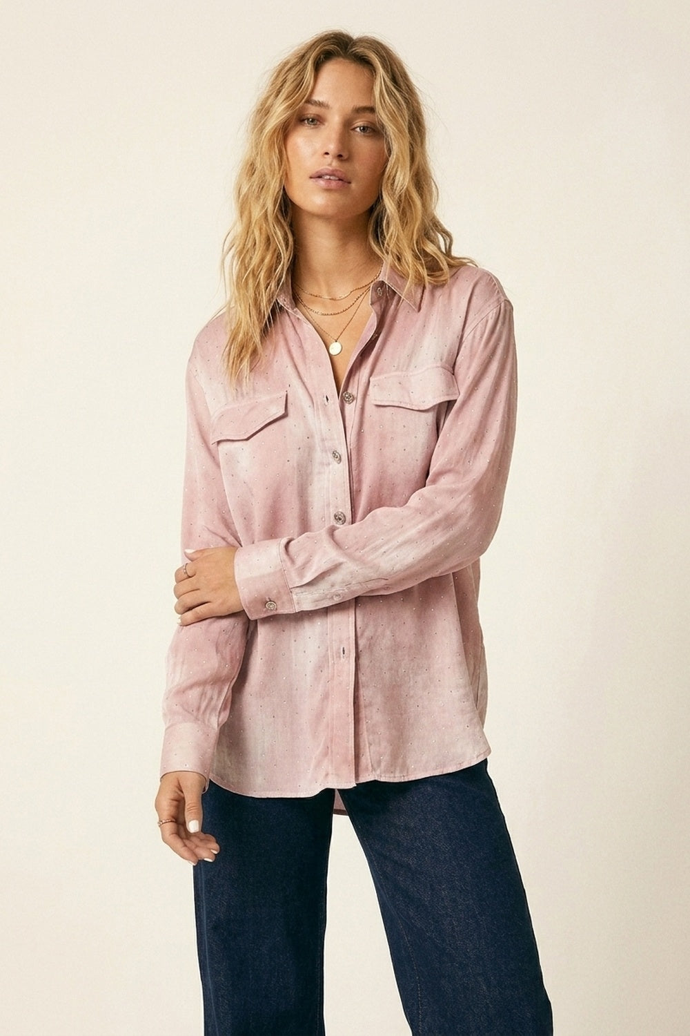 Camisa de chiffon rosa com detalhes em strass e bolsos no peito
