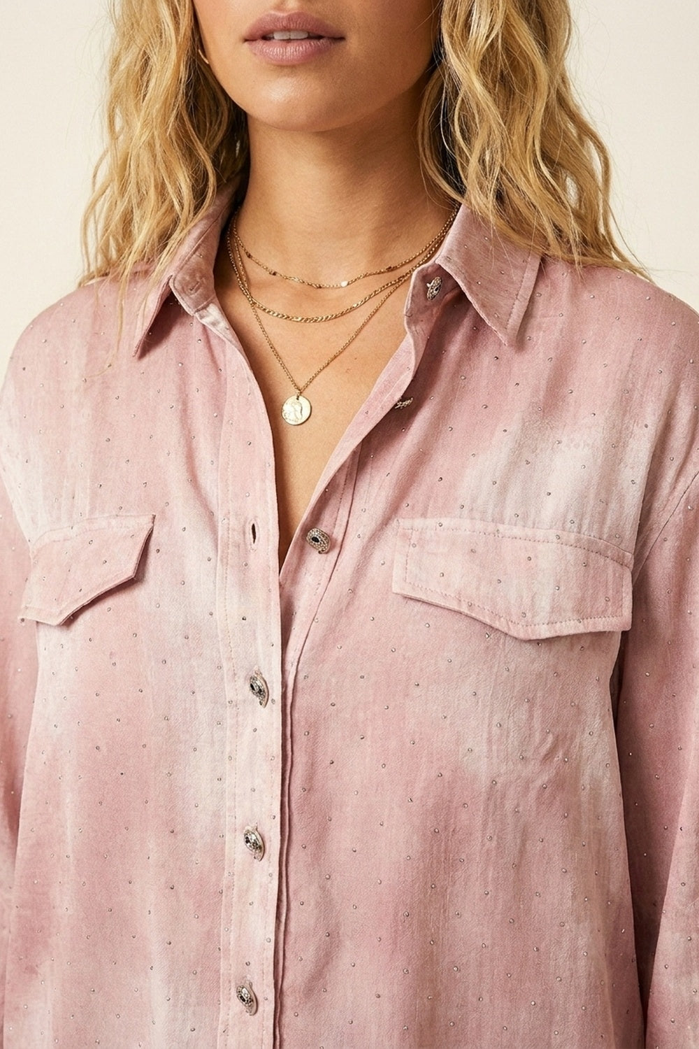 Camisa de chiffon rosa com detalhes em strass e bolsos no peito