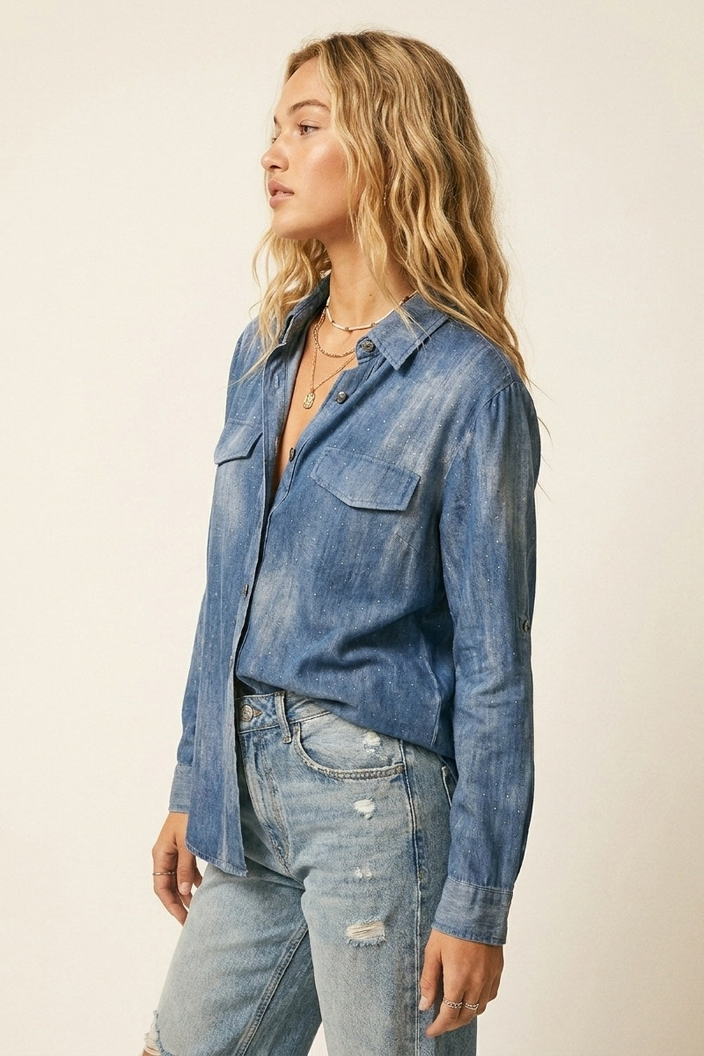 Camisa azul tie dye em chiffon com detalhes em strass