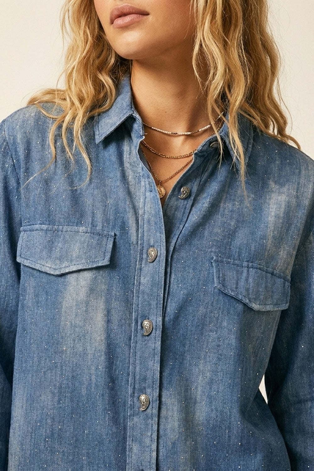 Camisa azul tie dye em chiffon com detalhes em strass