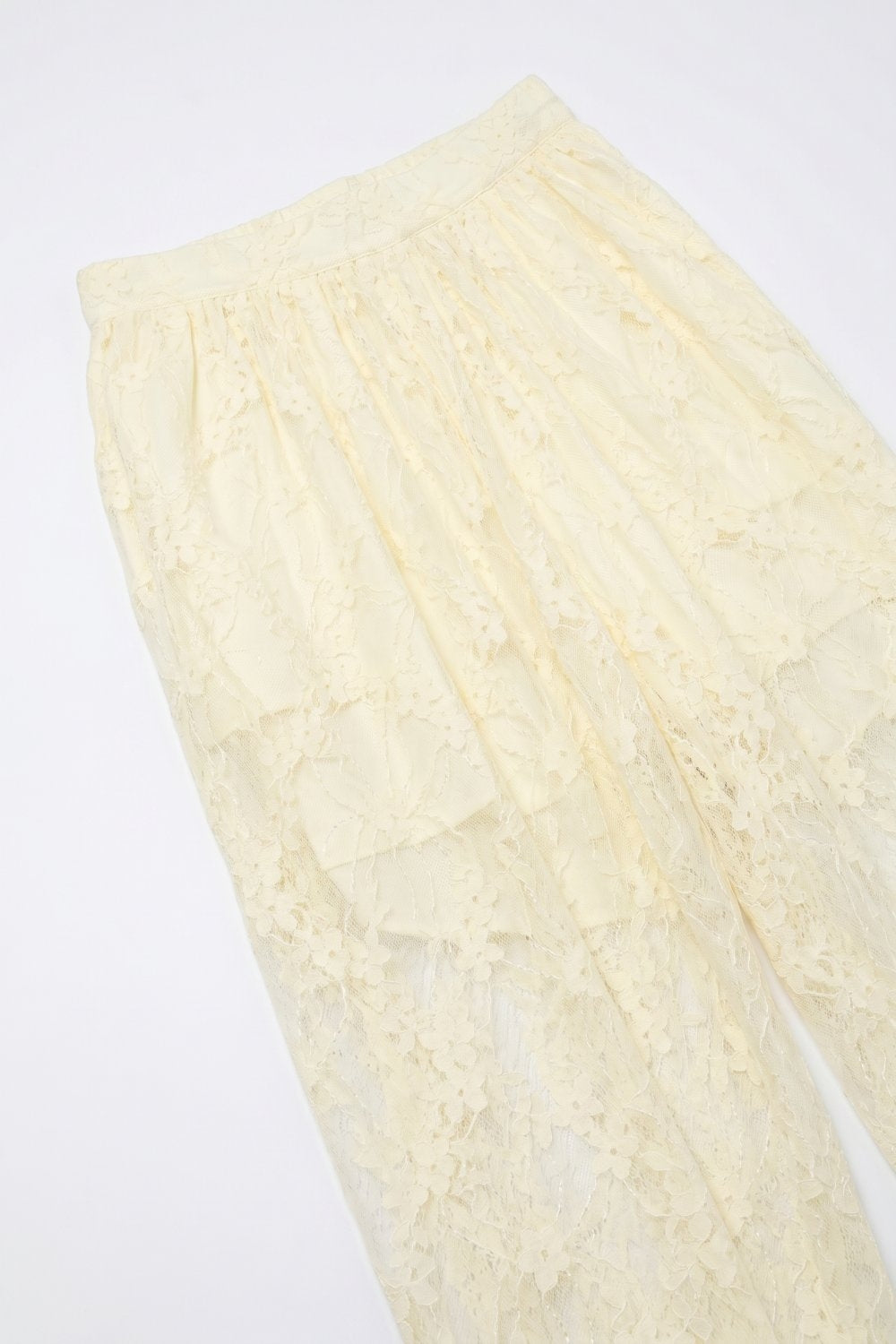 Calças de ajuste descontraído com bainha com laço de renda floral em creme
