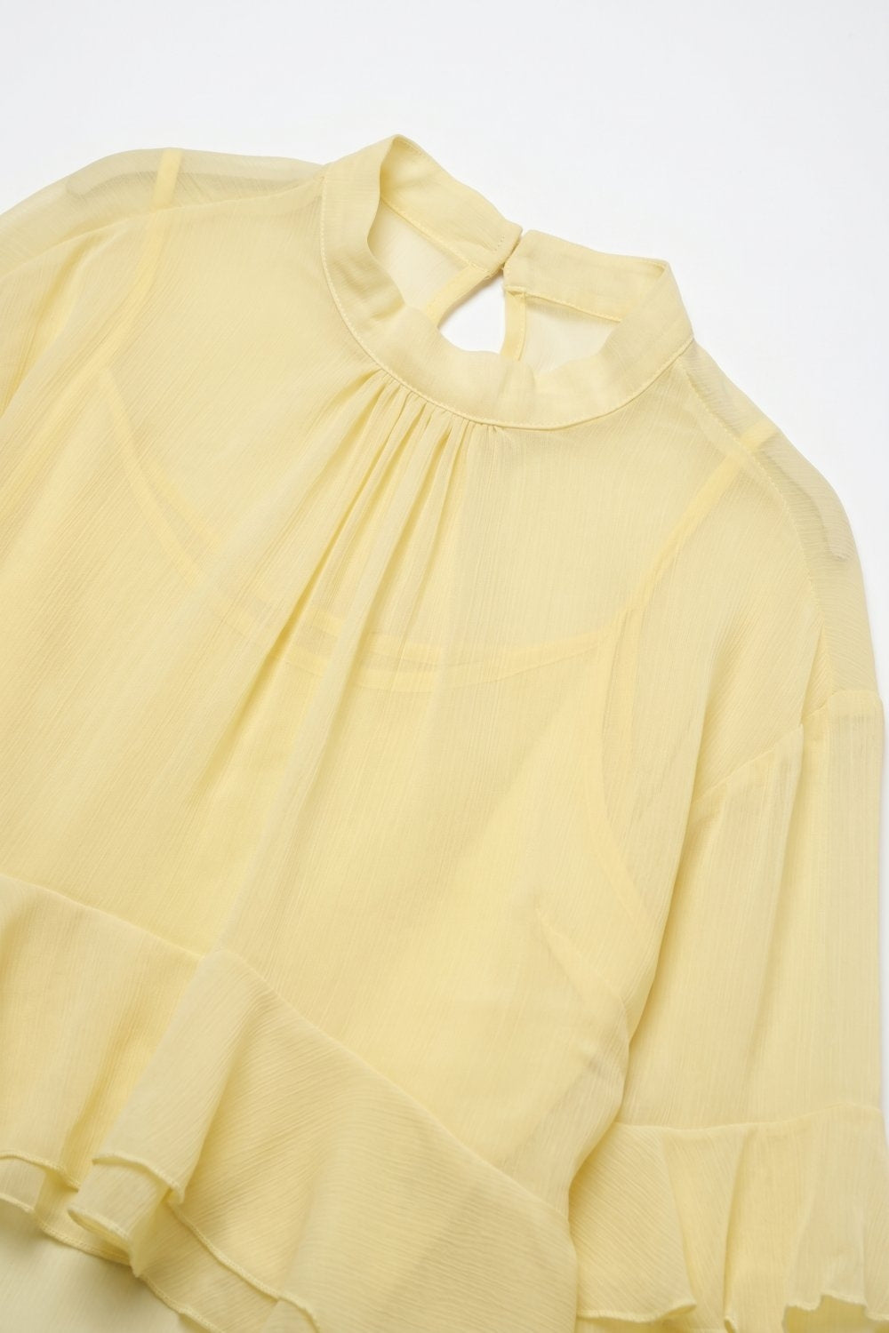 Blusa amarela em chiffon com folhos, mangas flare e gola alta