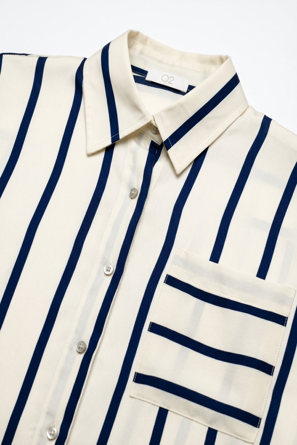 Camisa de Corte Relaxado em Tecido de Cetim com Bolso