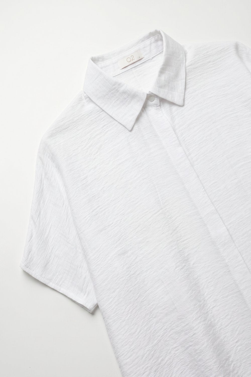 Camisa branca de algodão texturizado de manga curta com colarinho e ajuste descontraído