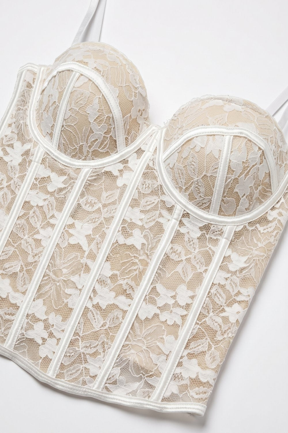 Corpete de renda floral branco com folhos e espartilho justo