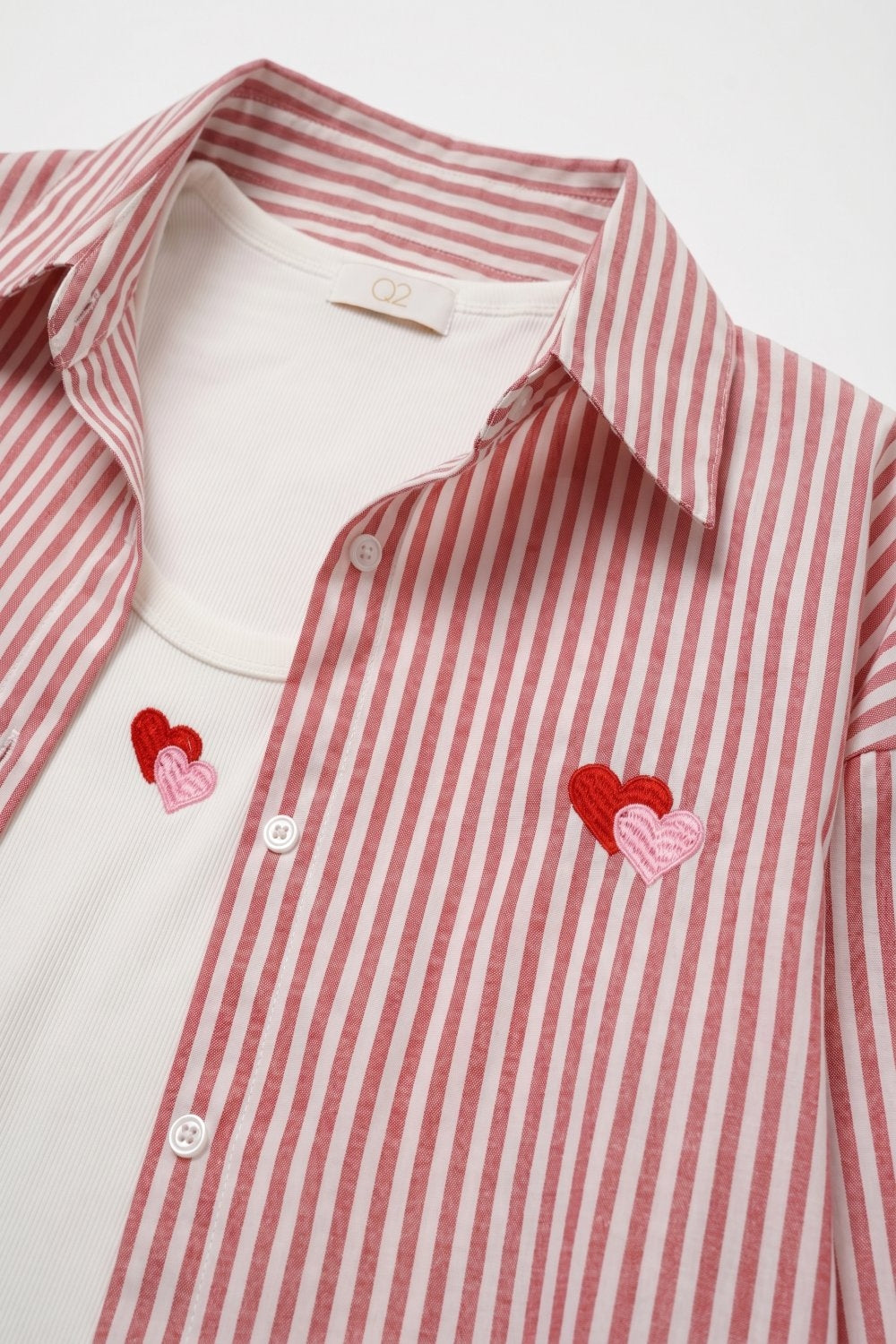 Conjunto de camiseta e camisa bordada de coração em algodão com listras vermelhas 2 peças