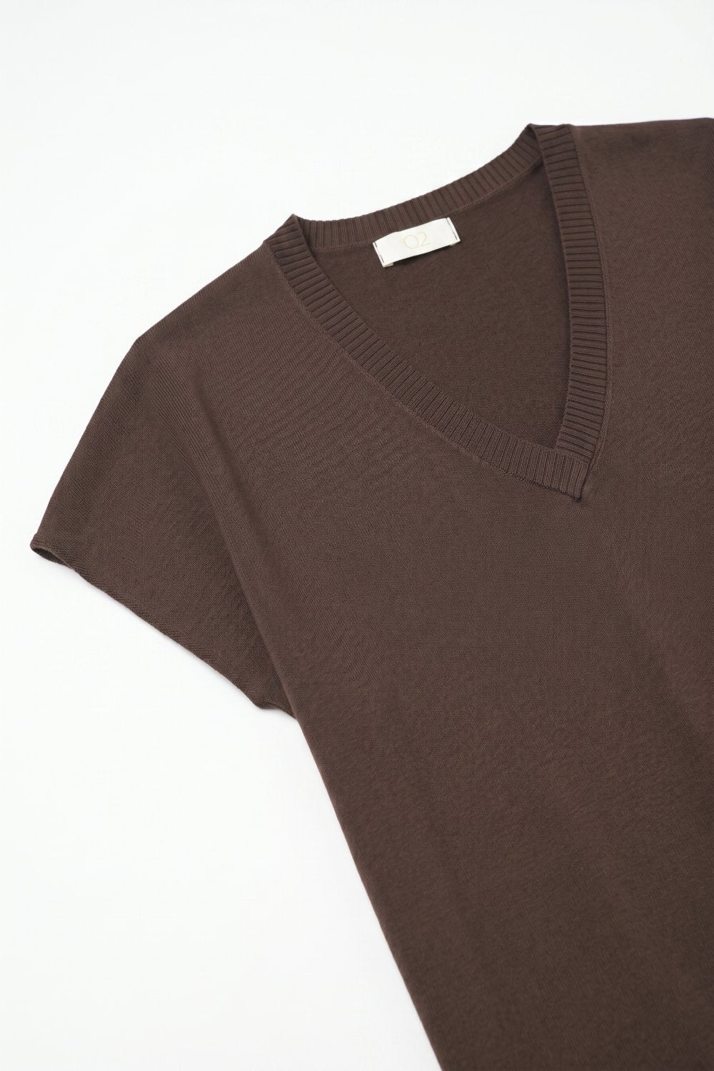 Camisola castanha de malha fina com decote em V e manga curta