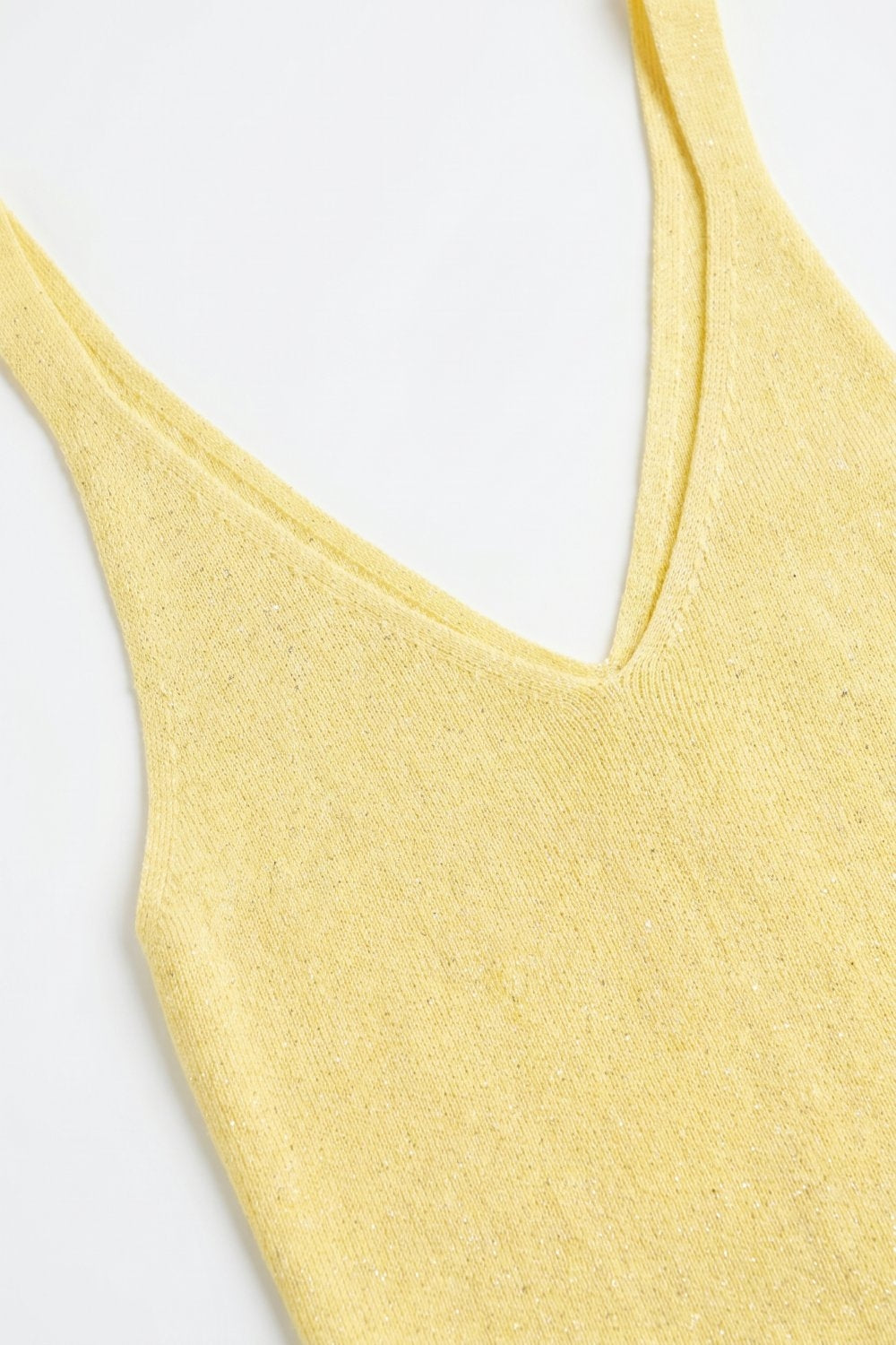 Top amarelo de malha fina com pormenores brilhantes com decote em V e sem mangas