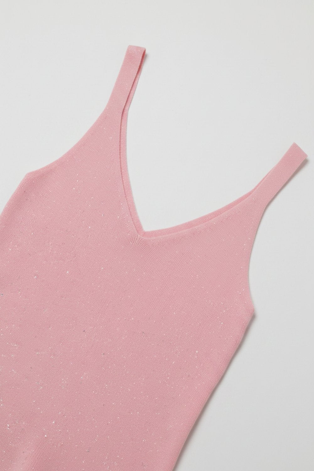 Top em malha canelada com brilhantes cor-de-rosa com decote em V
