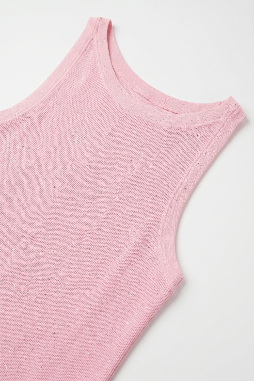 Top em malha canelada rosa com brilhantes sem mangas de ajuste regular