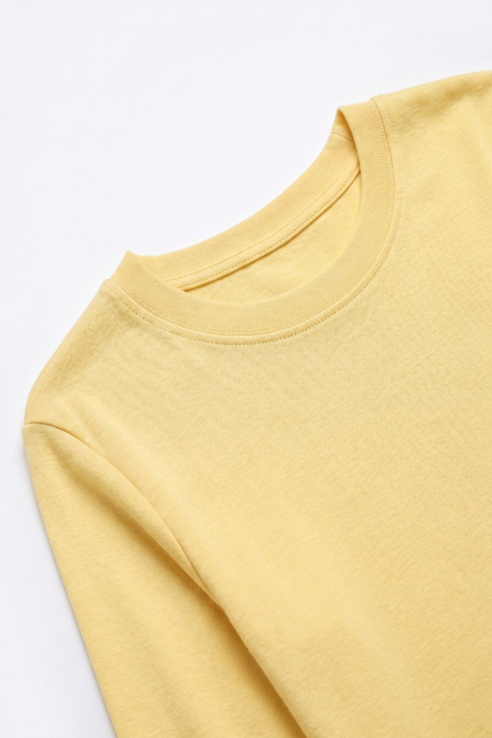 top com Inserção de Crochê e Barra Assimétrica em Amarelo