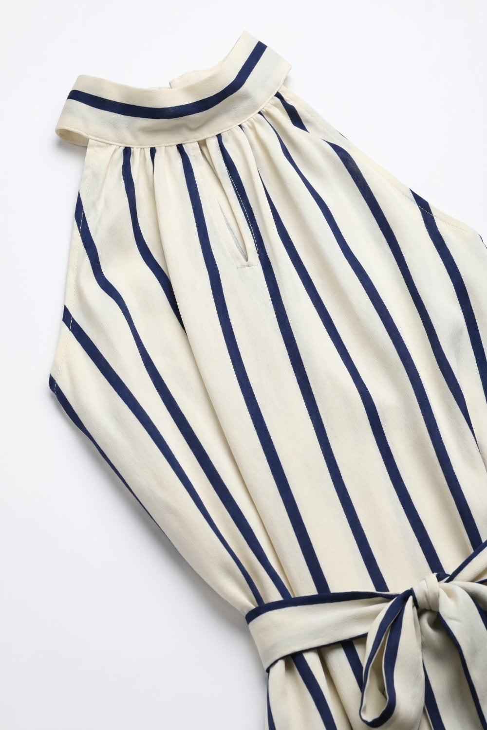 Vestido longo listrado de cetim com gola halter e cintura ajustável